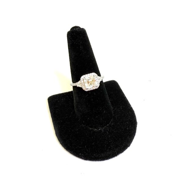 😍"Put a Ring On IT Event" CZ Halo Ring - Picture 1 of 1